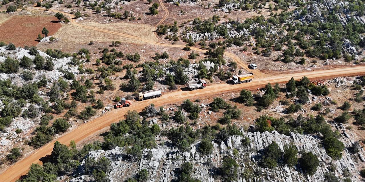 BEYŞEHİR'DE YOLLAR ASFALTLANIYOR