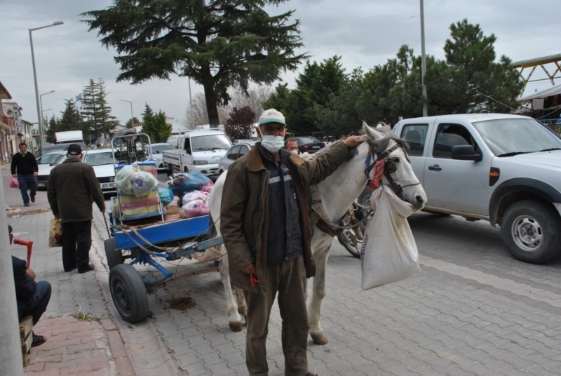 At arabasıyla 40 yıldır nakliyecilik yapıyor