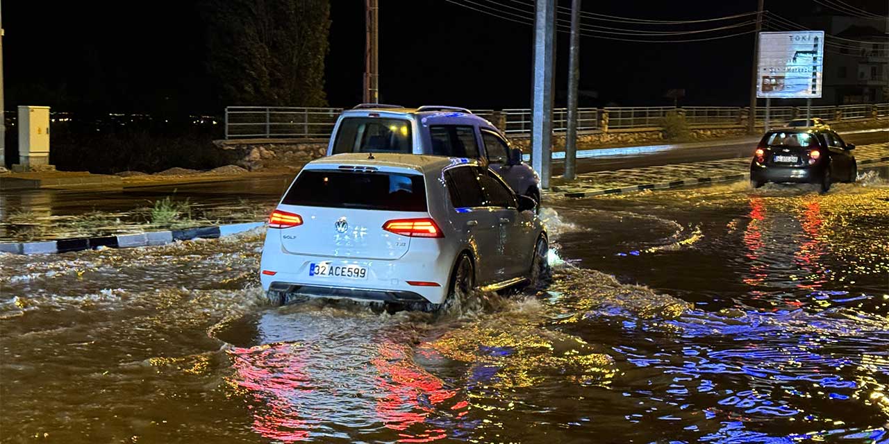 Aksaray'da sağanak taşkınlara yol açtı, dolu maddi hasara neden oldu