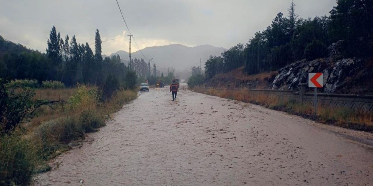 Beyşehir'de sağanak hayatı felç etti