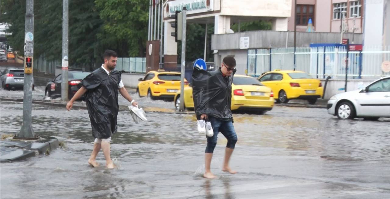 Ankara'da yollar göle döndü, iş yerlerini su bastı