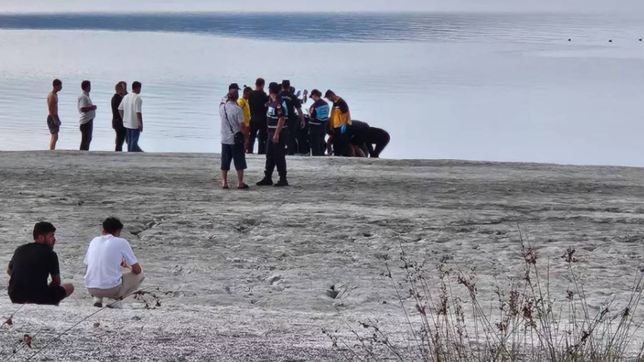 Serinlemek için Salda Gölü'ne giren genç boğuldu