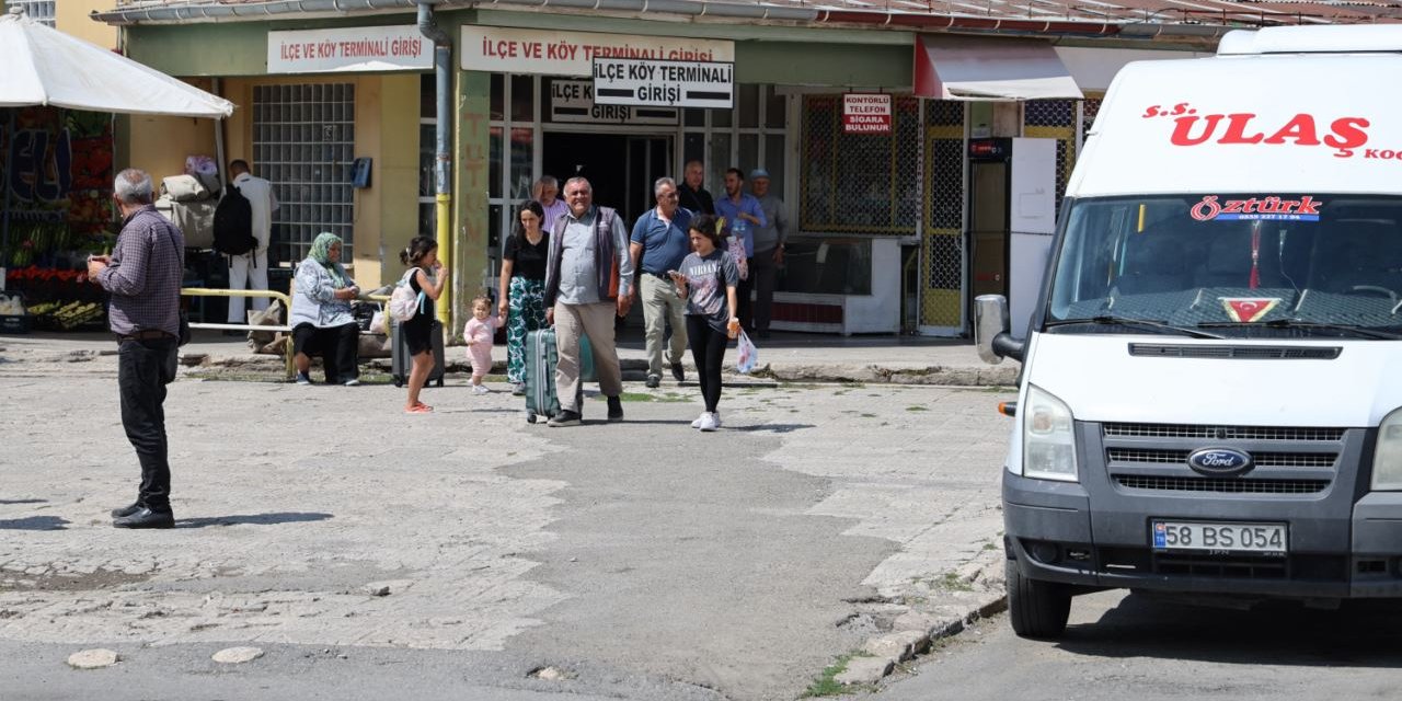 Sivas ilçe ve köy terminali adeta tehlike saçıyor