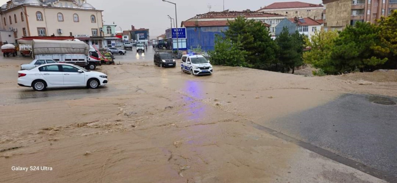 Şiddetli yağış Yunak'ta sele neden oldu