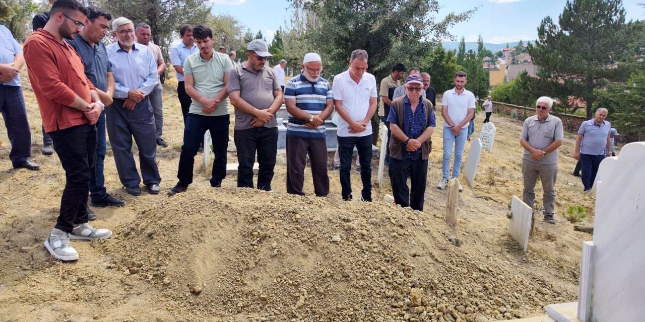 Sendika başkanı annesini toprağa verdi