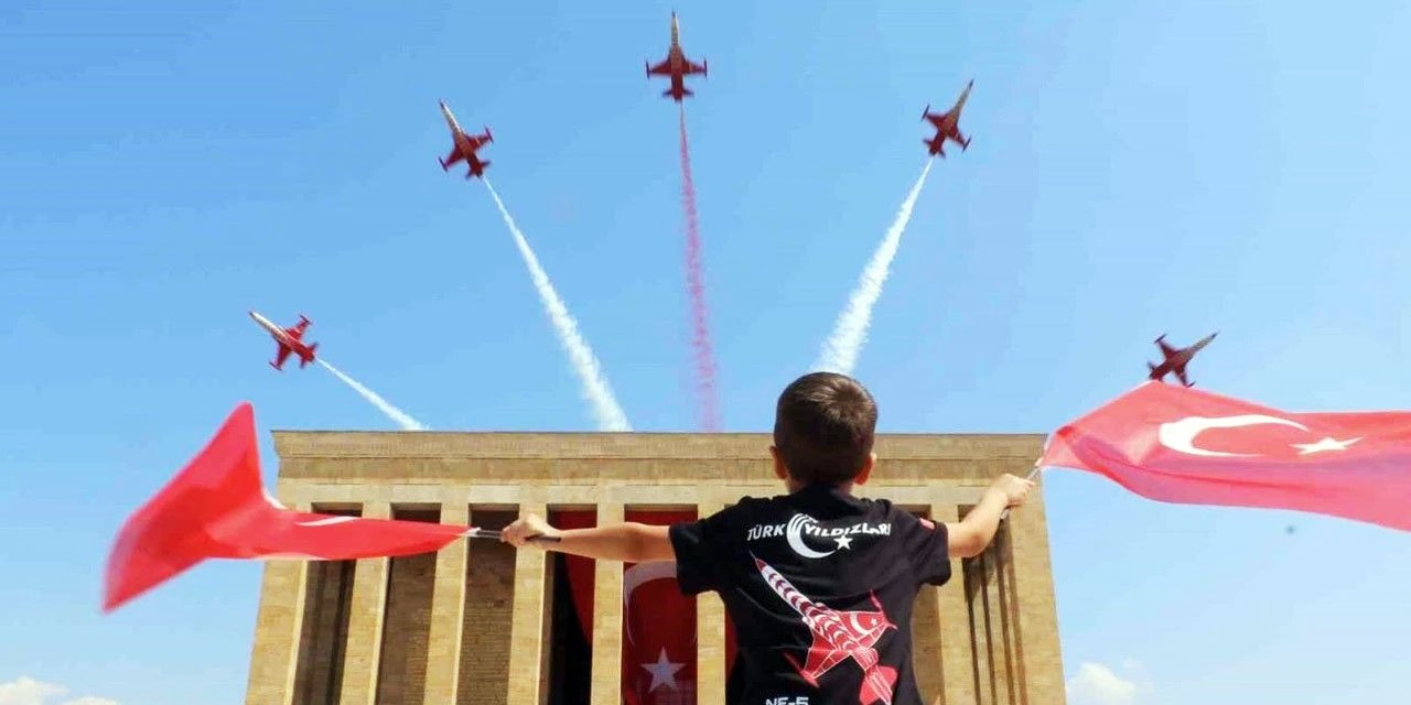 Türk Yıldızlarının Anıtkabir üzerindeki “zafer uçuşu” nefesleri kesti