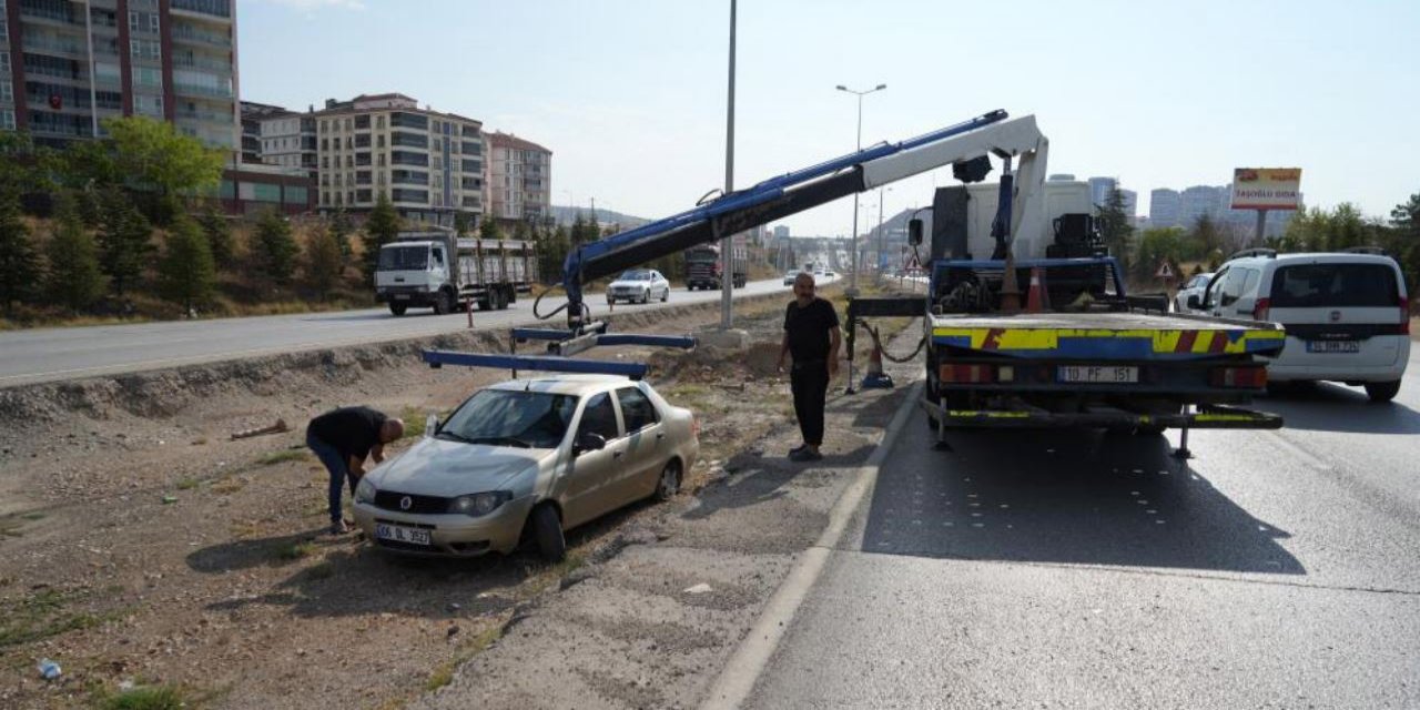 Araç orta refüje düştü: 2 kişi yaralandı