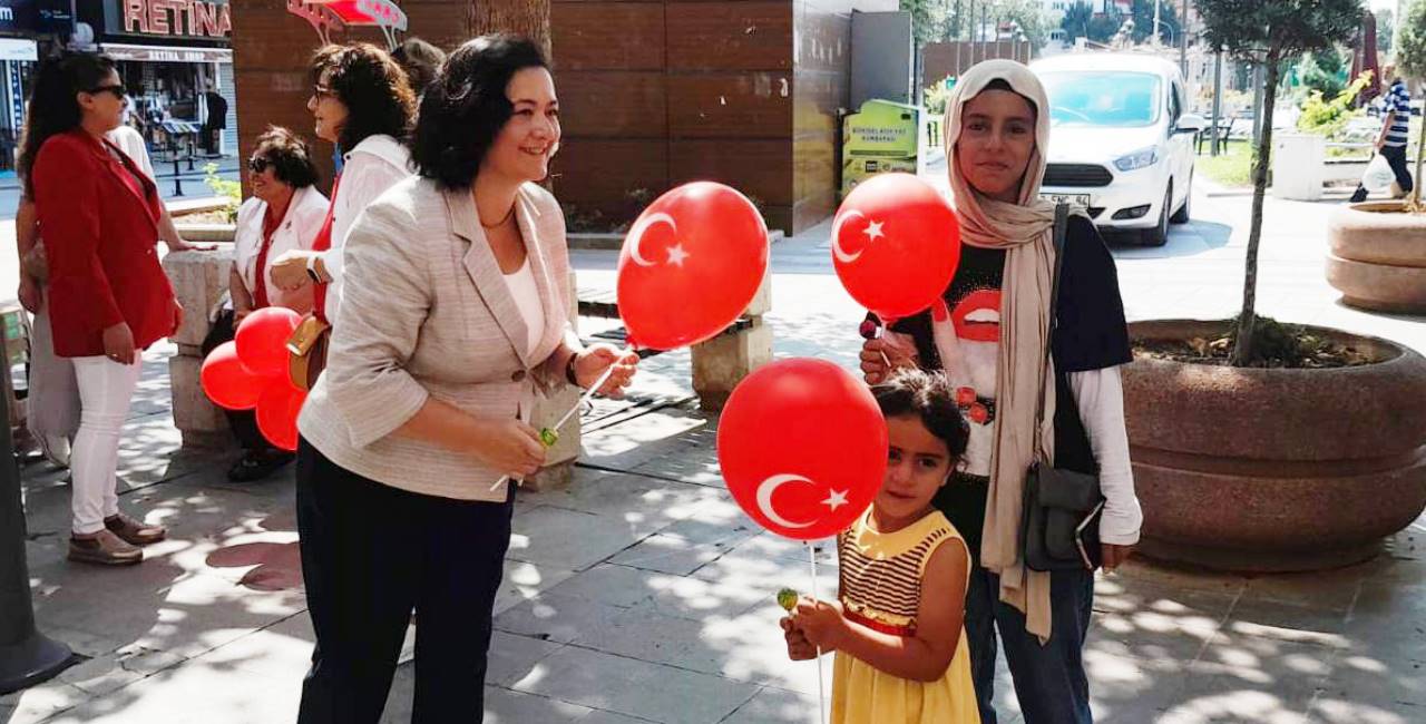 CHP Meram, Zafer Bayramı’nda çocukları sevindirdi