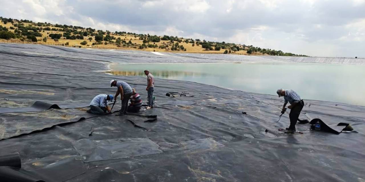 Göletin tabanını tamir ediyorlar