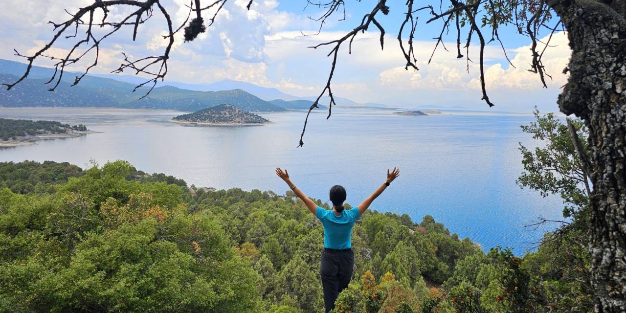 Göl manzaralı trekking