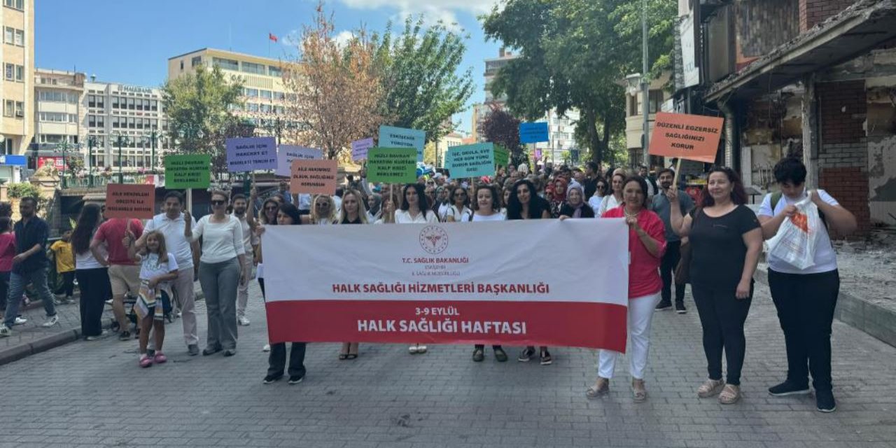 Halk Sağlığı Haftası dolayısıyla yapılan yürüyüşe katılım yoğundu