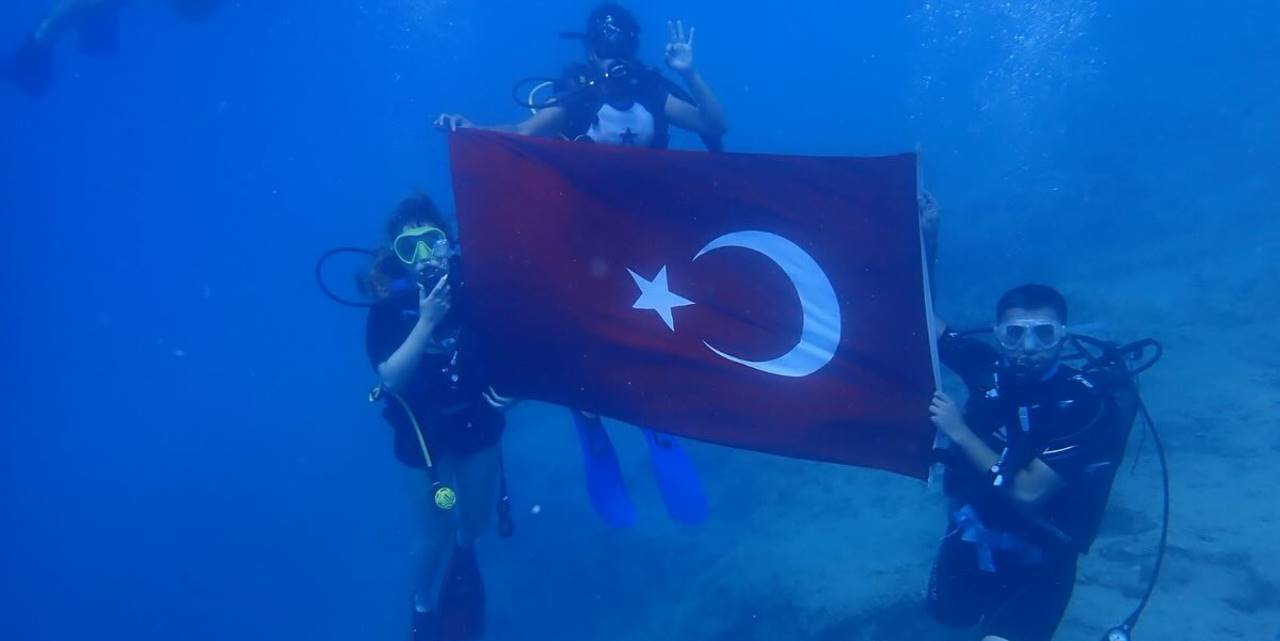 Mavi derinliklerde Türk bayrağı açtılar