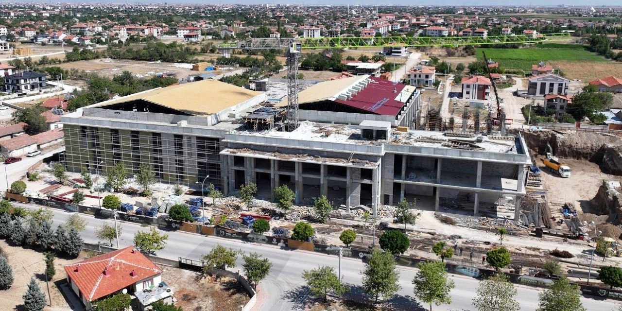 Karatay'da yeni nesil spor salonu hızla yükseliyor