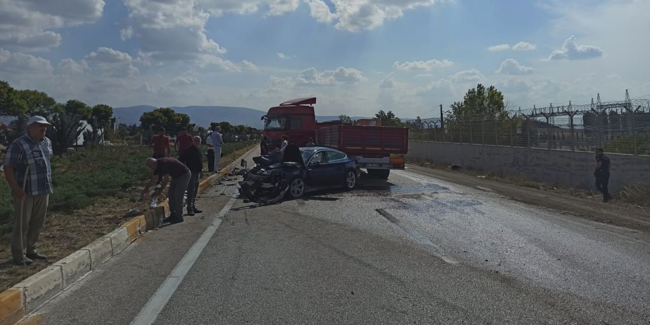 Konya'da otomobil ile tırın çarpıştığı kazada 2 kişi yaralandı