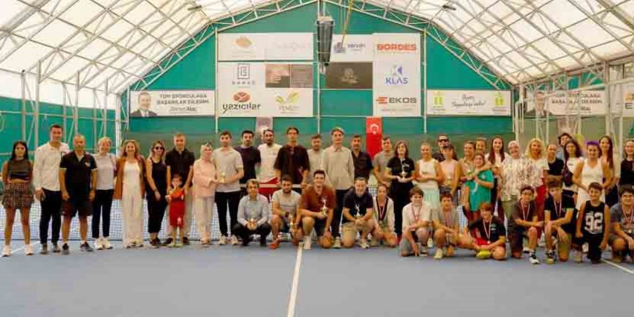 Tenis kupası turnuvasının kazananları ödüllerini aldı