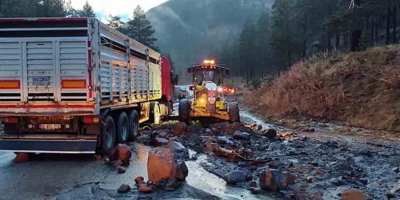 Sel'in kapattığı köy yolu ulaşıma açıldı