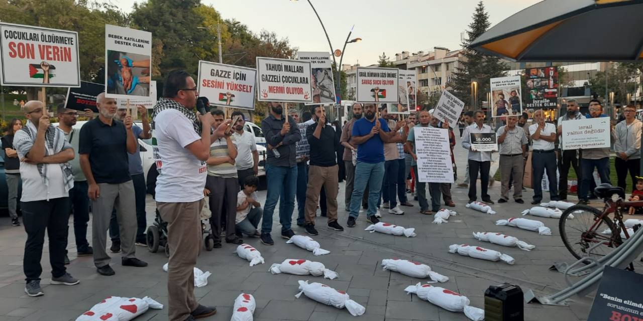 Gazze’de öldürülen çocuklar için eylem yapıldı