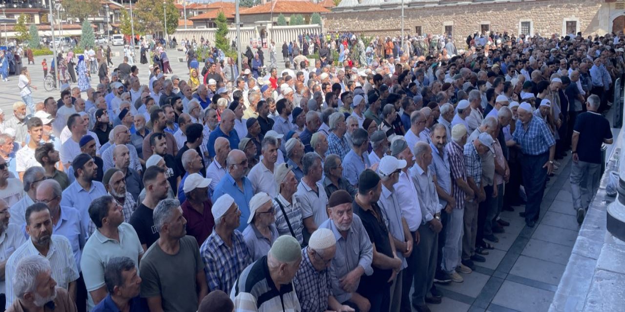 Konya'lılar Ayşenur Ezgi Eygi için gıyabi cenaze namazında bir araya geldi