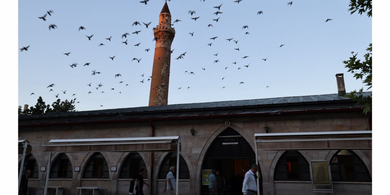 Anadolu'nun en eski camisinde mevlid programı