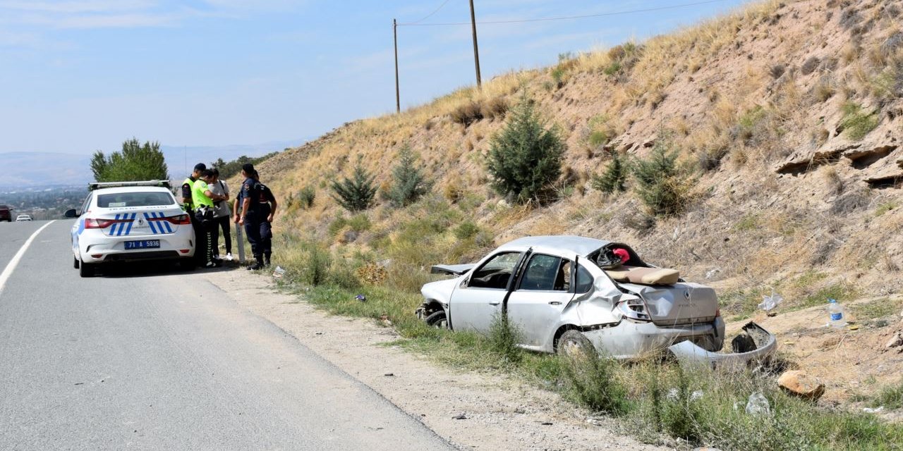 Otomobil şarampole devrildi: 3 kişi yaralandı