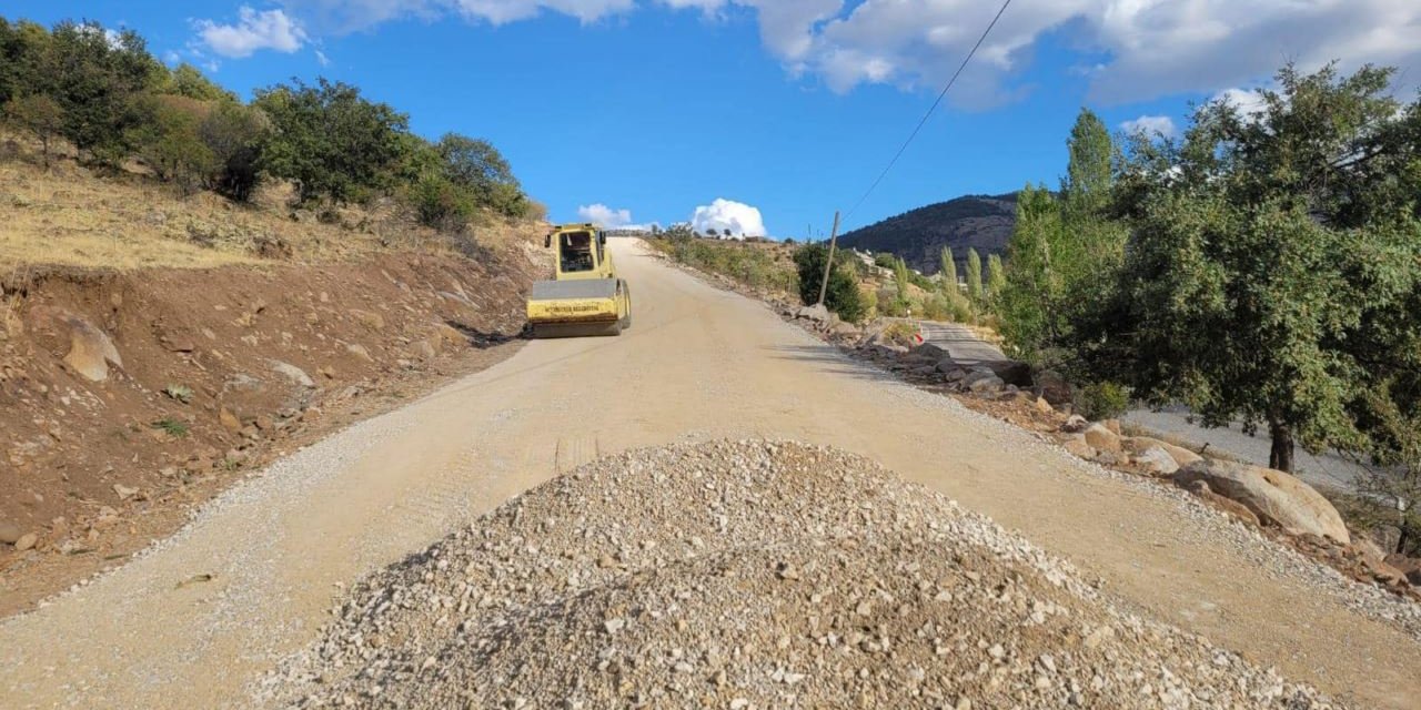 Belediye ekiplerinin mahallelerdeki çalışmaları devam ediyor