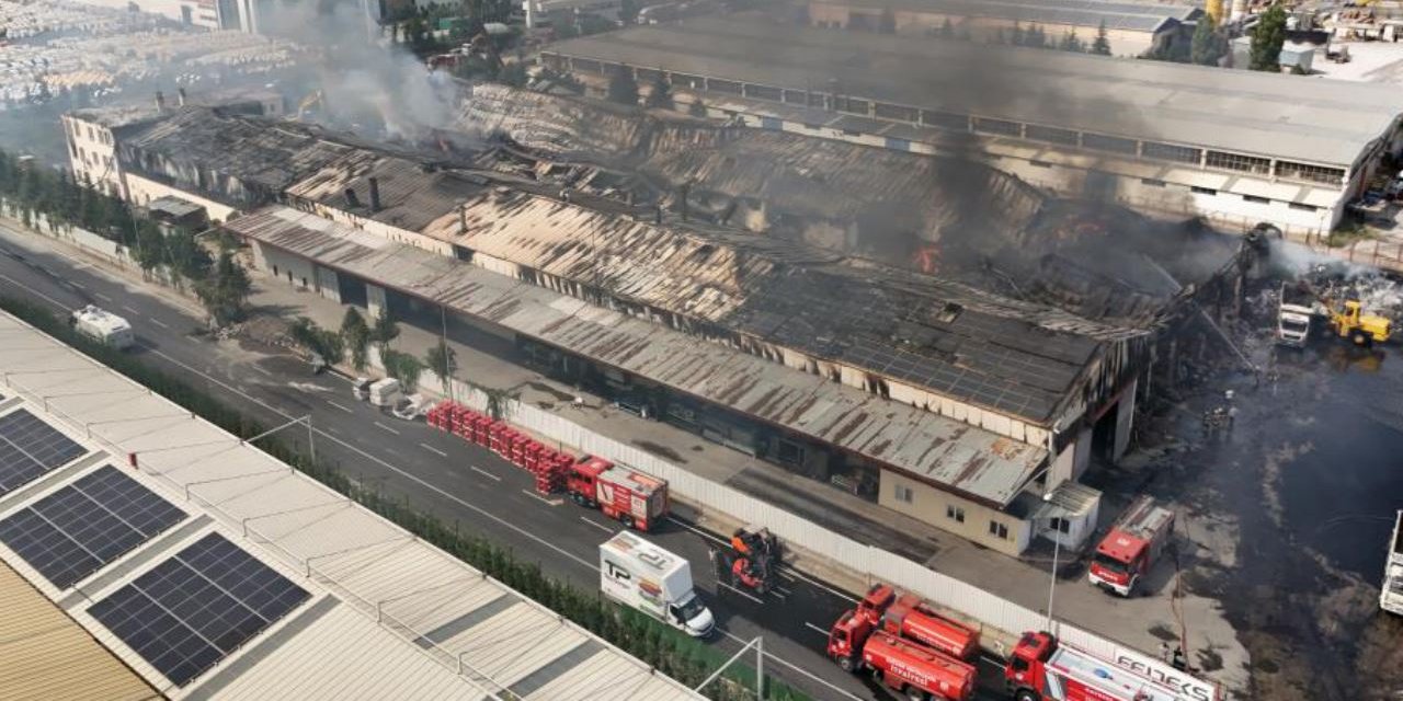 Kayseri'deki fabrika yangınında soğutma çalışmaları devam ediyor