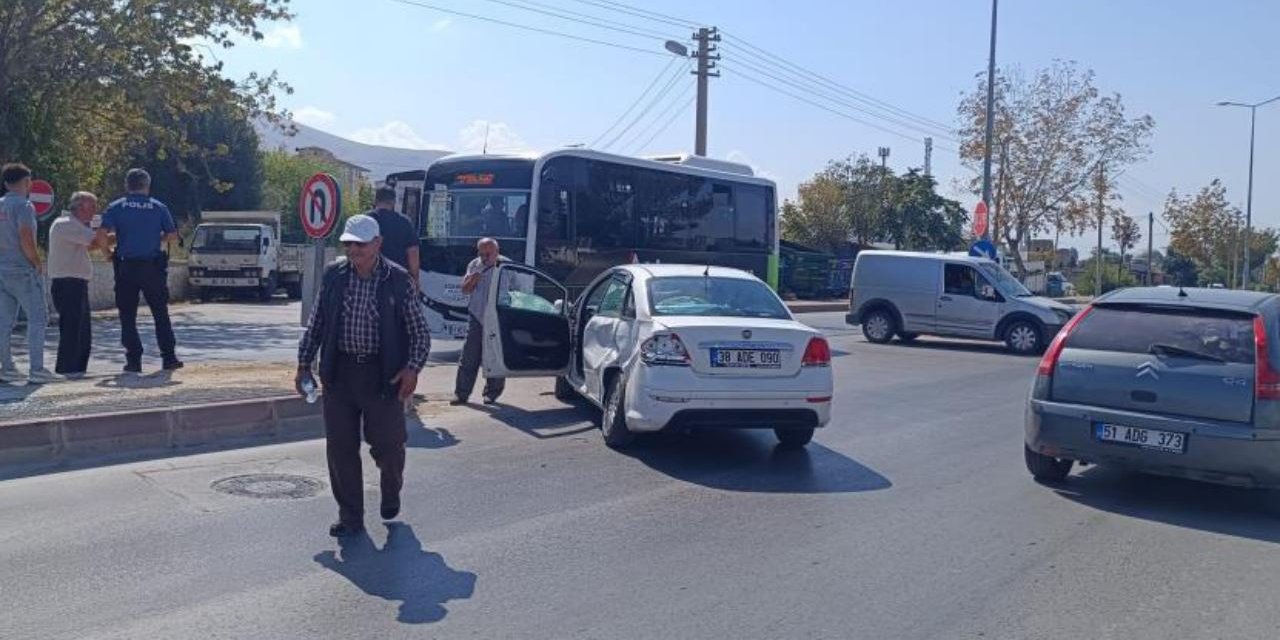 Halk otobüsü ile araç çarpıştı; şans eseri yaralanan olmadı