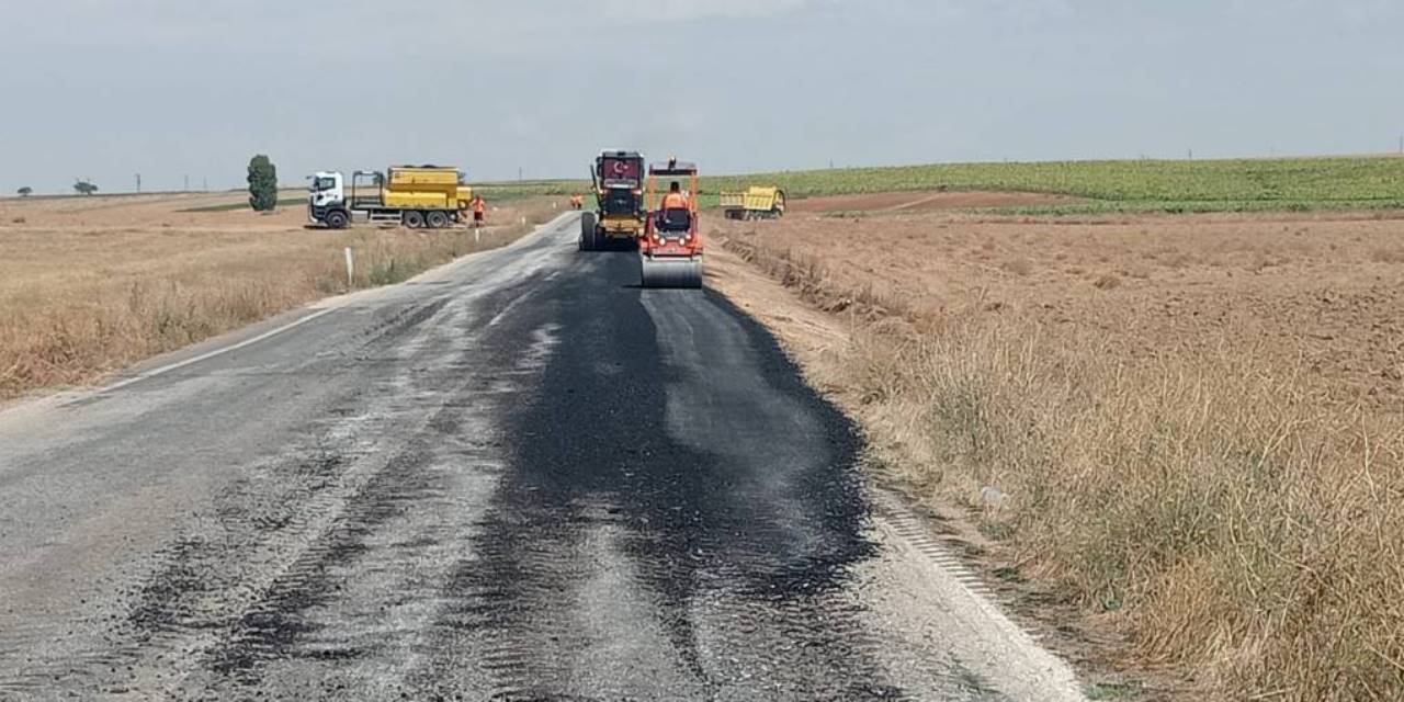 Çeşmelisebil Yolunda asfalt ve yama çalışması yapılıyor