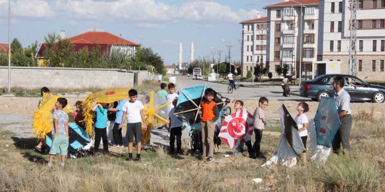 Kur'an Kursu öğrencilerine uçurtma hediye edildi