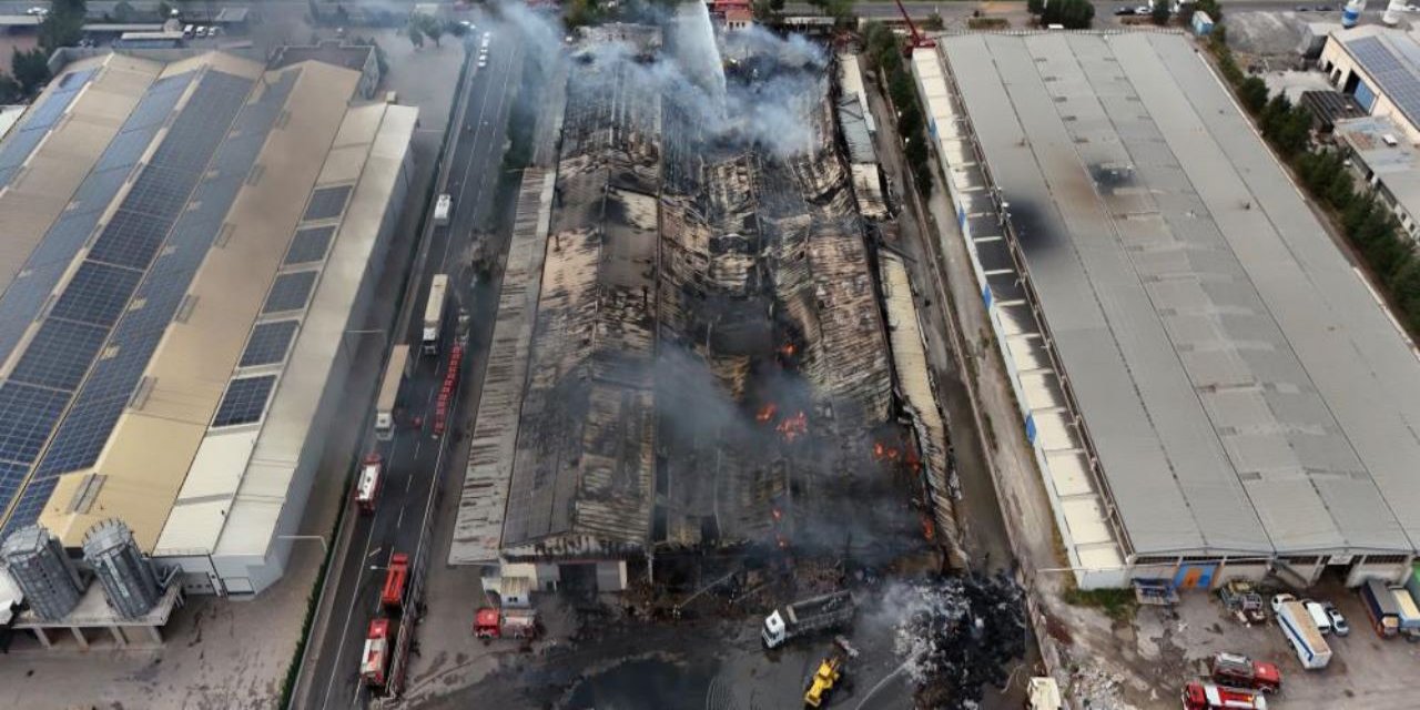 Keçe fabrikasındaki yangın 17 saatte söndürülebildi