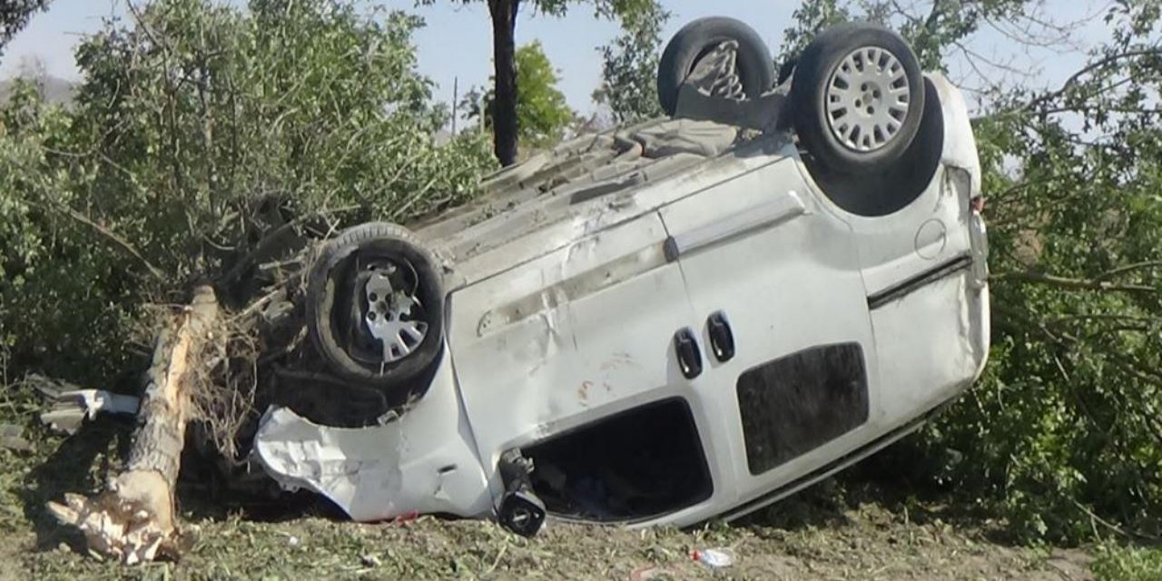 Hafif ticari aracın kontrolden çıktı; 1 kişi yaralandı