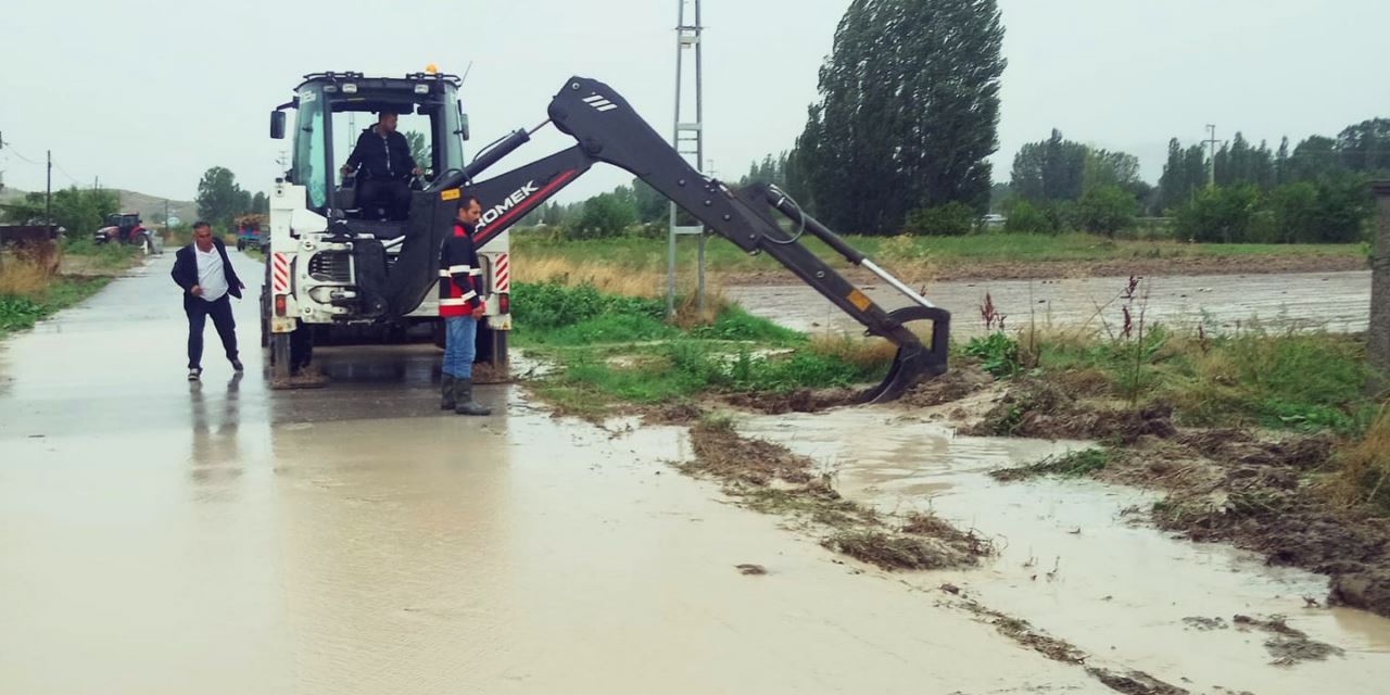 Ekipler su baskınlarına müdahale etti