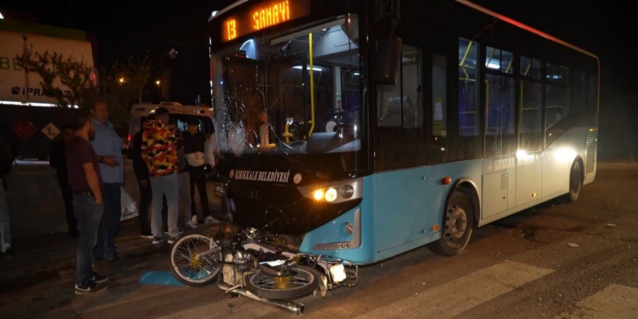 Halk otobüsüyle çarpışan motosikletteki çocuk öldü