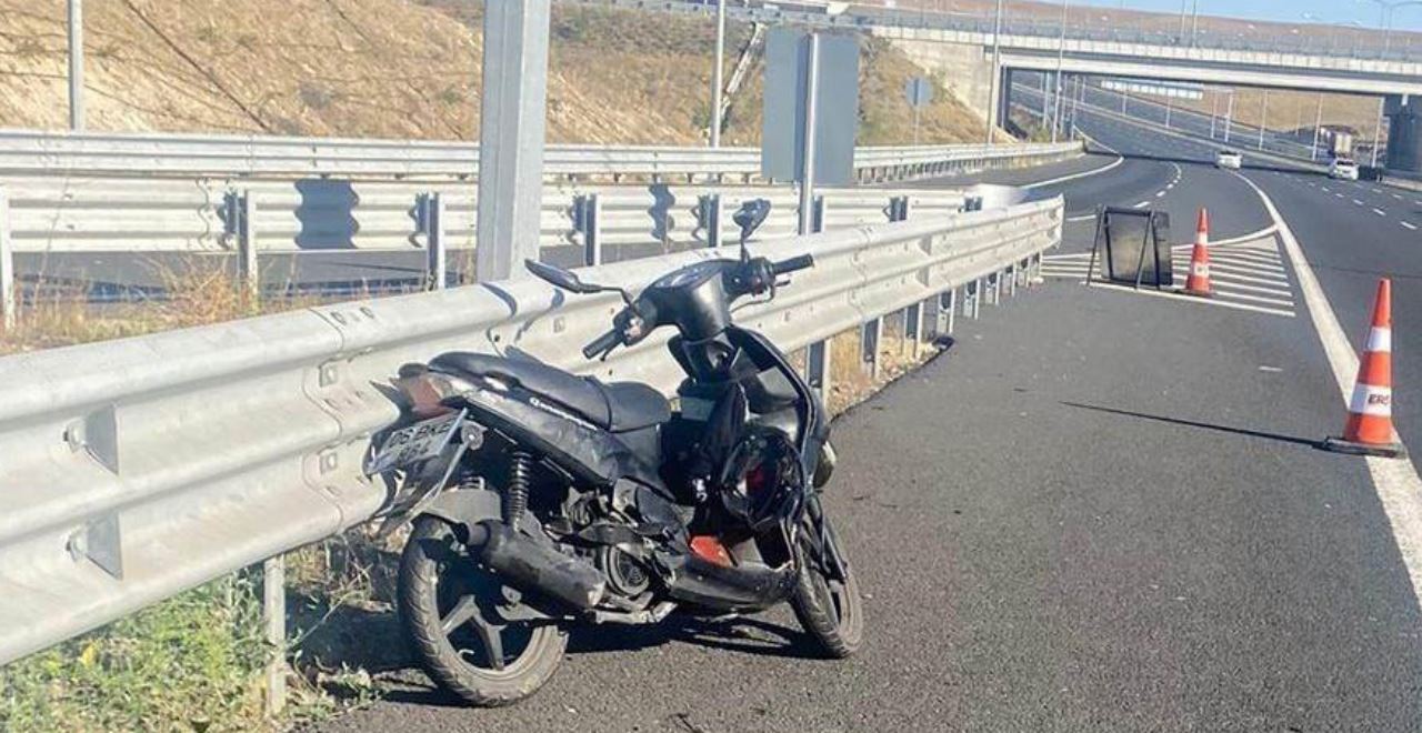 Motosiklet sürücüsü bariyerlere çarparak durabildi!