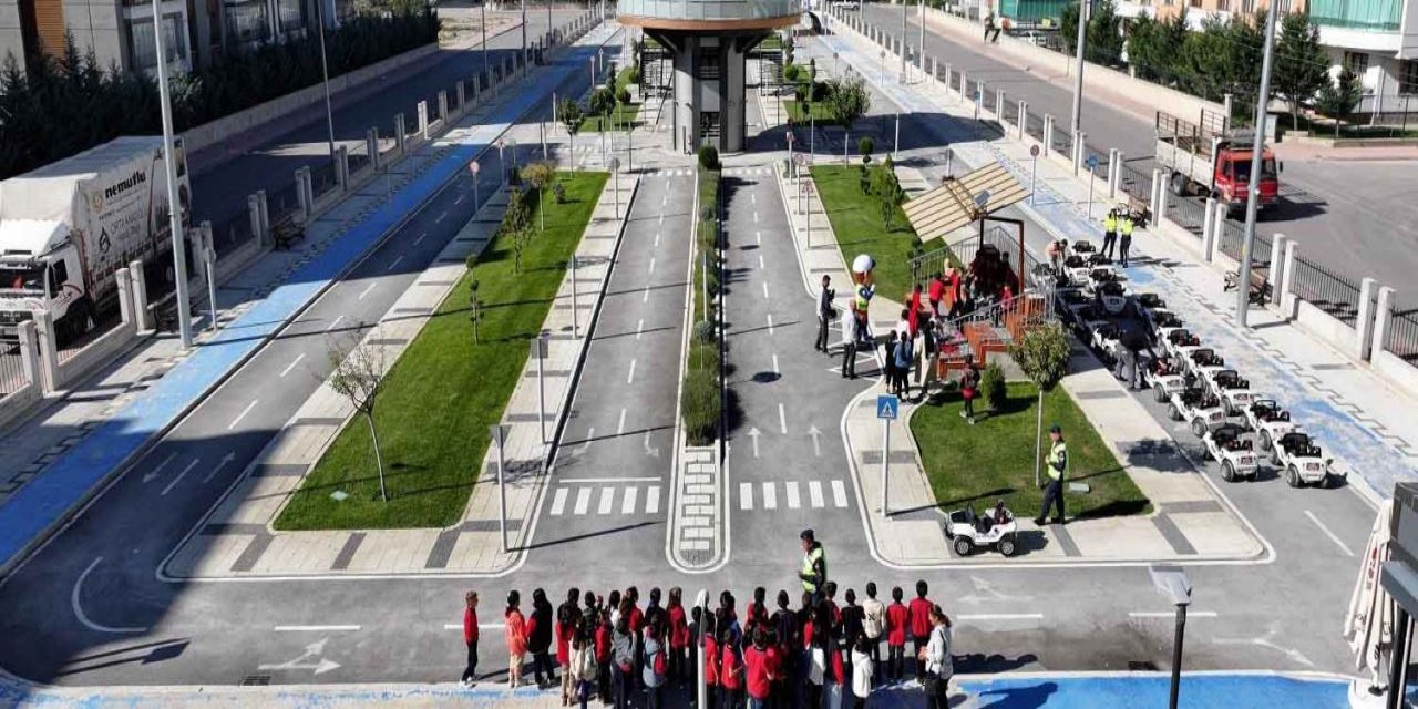 Karatay Belediyesi öğrencileri trafik konusunda bilinçlendiriyor