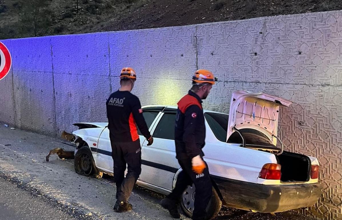 Sivas'ta otomobil ile yolcu otobüsü çarpıştı: 5 yaralı