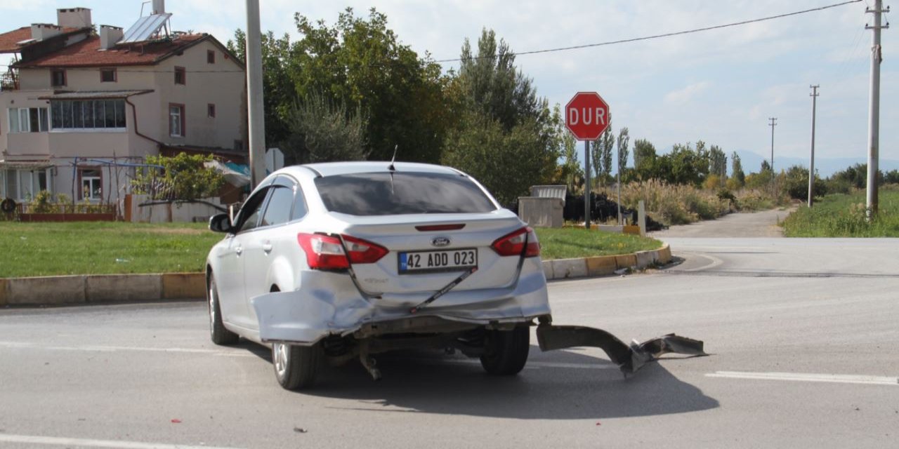 Kavşakta iki araç çarpıştı: 3 kişi yaralandı