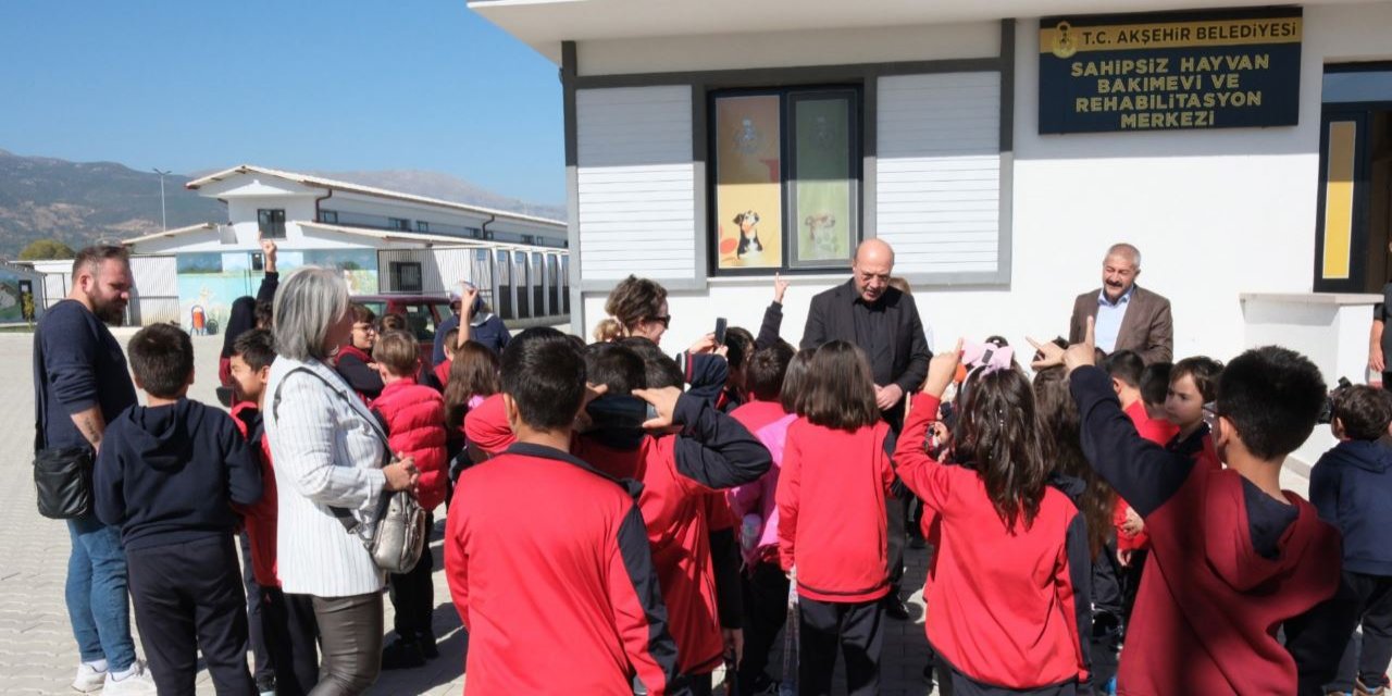 Başkan Köksal, hayvansever miniklerle bir araya geldi