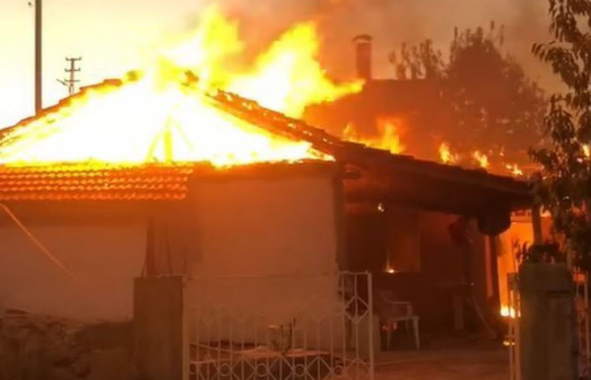 Aniden çıkan yangın bir evi küle çevirdi