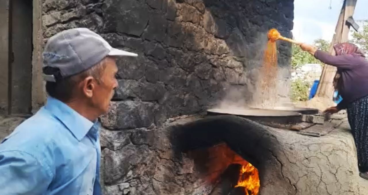 Konya'da köy ocağında imece usulü pekmez yapılıyor