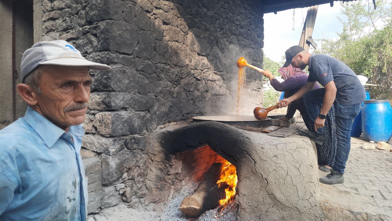 Konya'da köy ocağında imece usulü pekmez yapılıyor