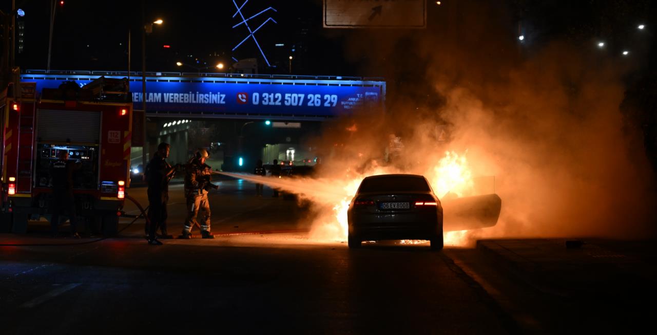 Ankara'da trafikte otomobil alev aldı