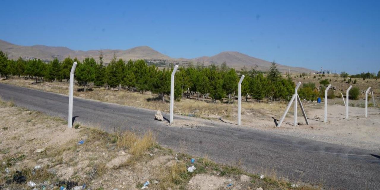 50 yıllık yolu trafiğe kapattı