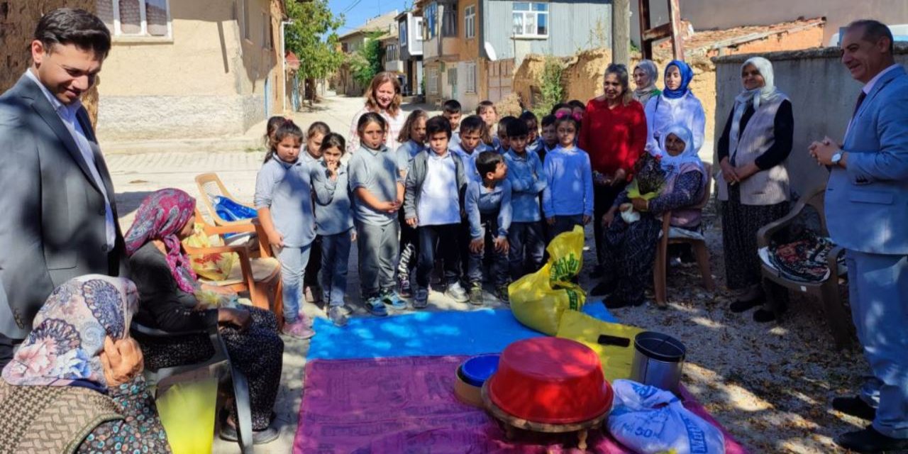 Hüyük'lü öğrenciler yaşlılarla bir arada