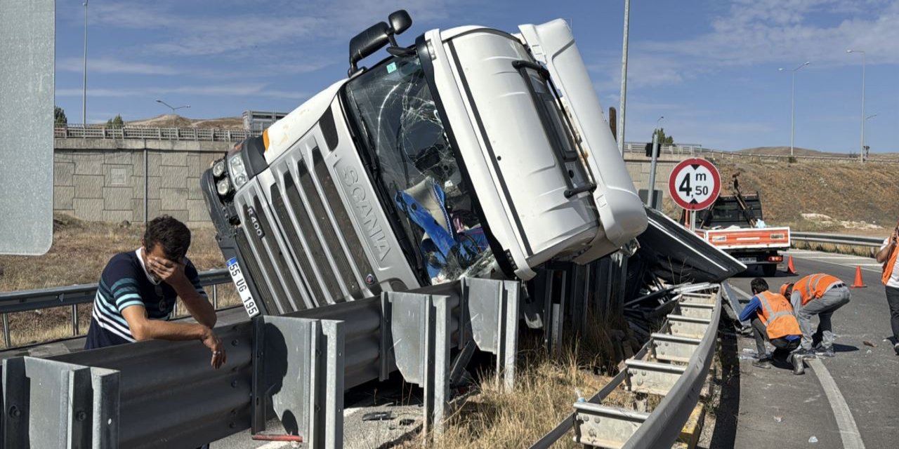 Tırı devrilen sürücünün üzüntüsü görenlerin yüreğini dağladı