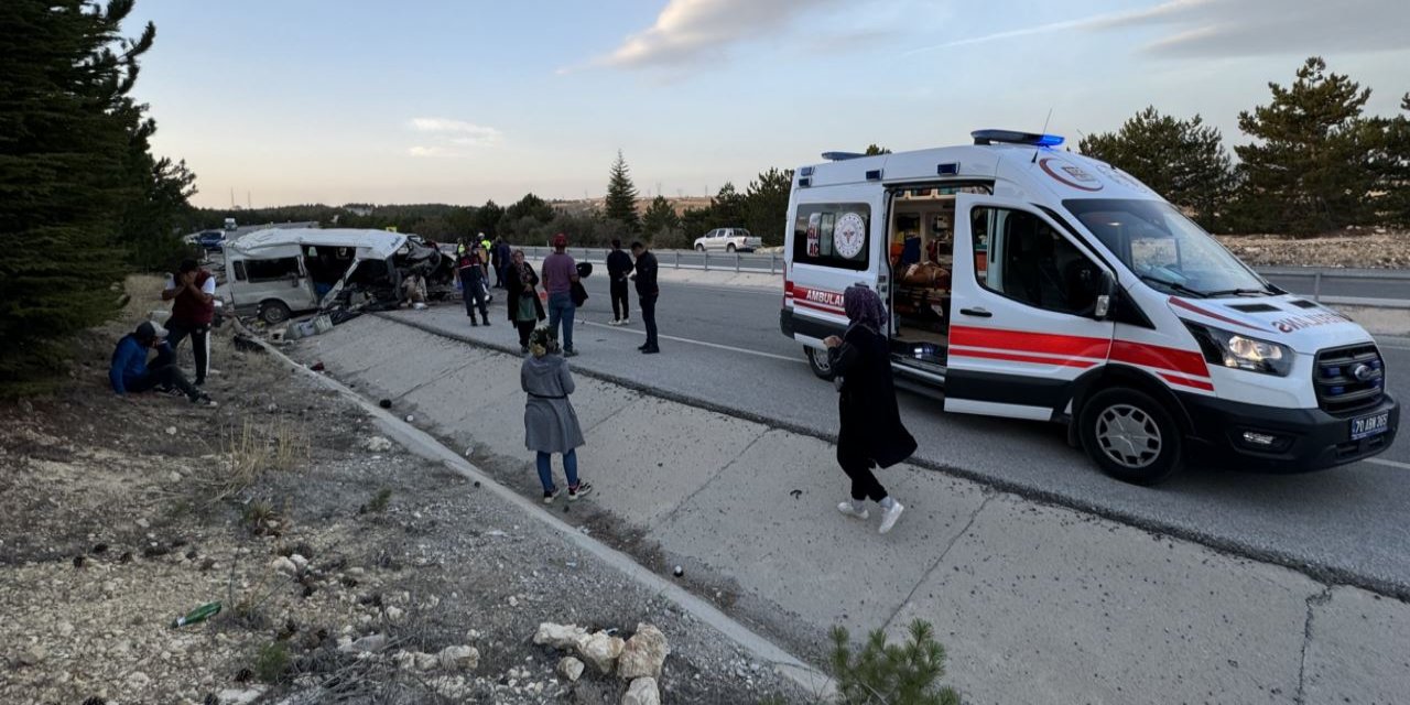 Karaman'da feci kaza: 2 ölü, 13 yaralı