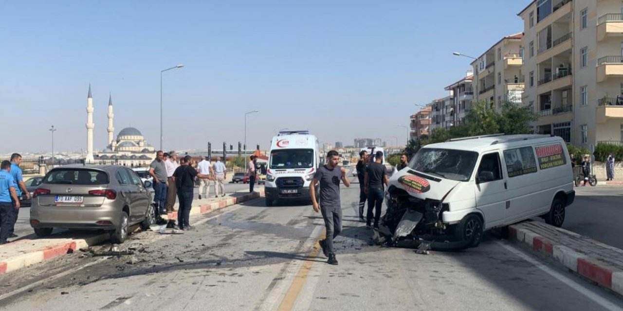 Minibüs ile araç kafa kafaya çarpıştı: 1'i bebek 6 yaralı