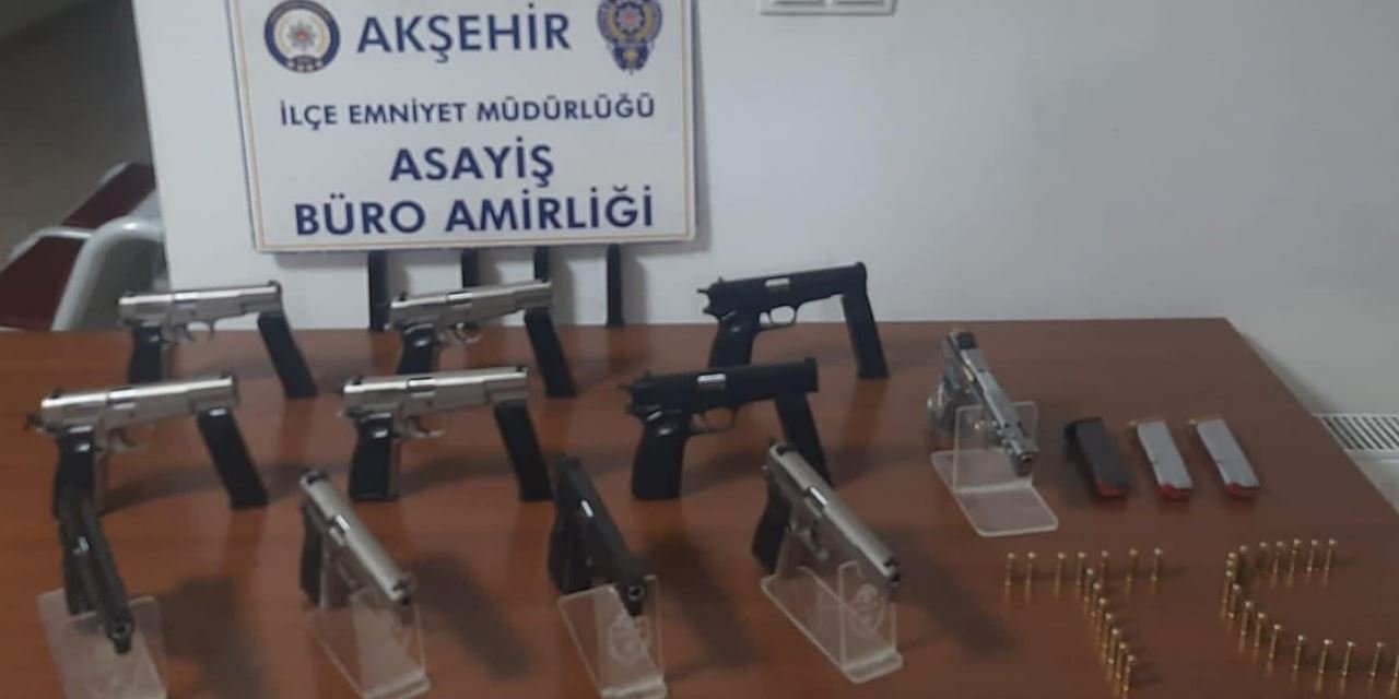 Polisin Durdurduğu Araçta 11 Silah Ele Geçirildi