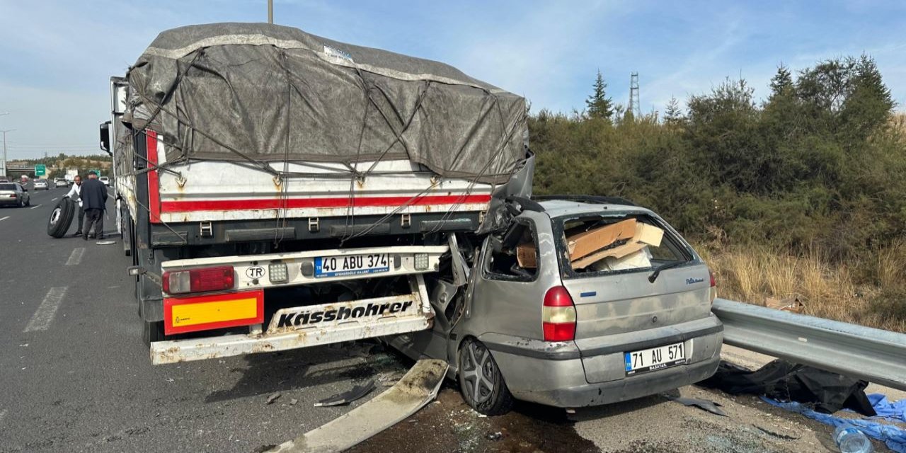 Feci Kaza: Park Halindeki Tıra Ok Gibi Saplanan Araçta 2 Ölü, 3 Yaralı