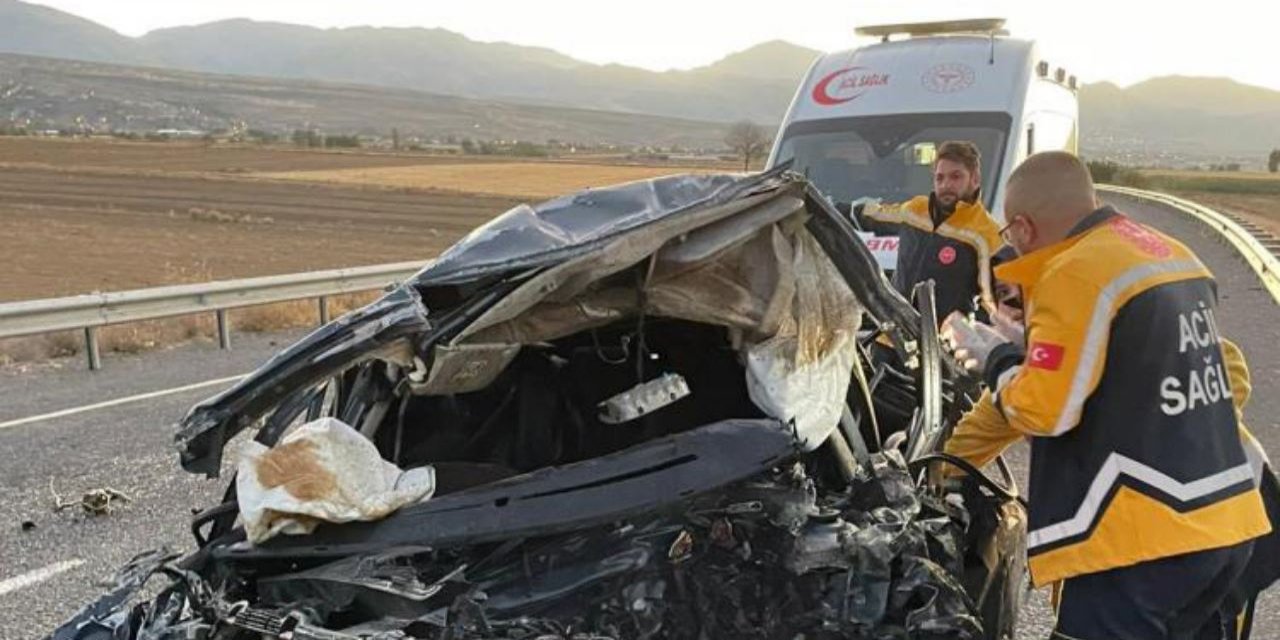 Otobüs ve araç çarpıştı: 1 ölü, 3 yaralı